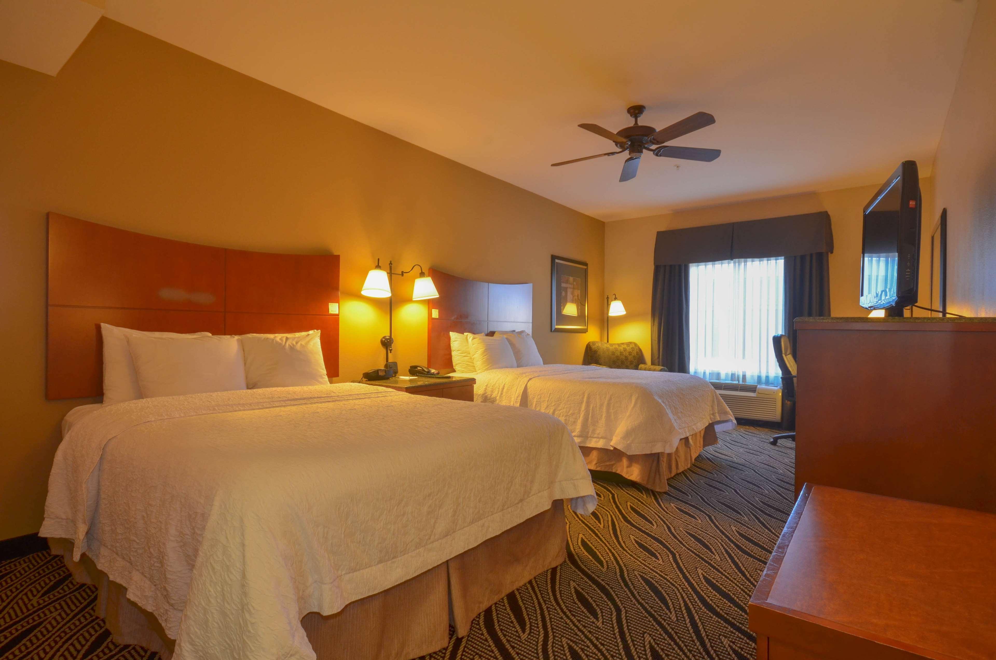 Hampton Inn Брайънт Екстериор снимка