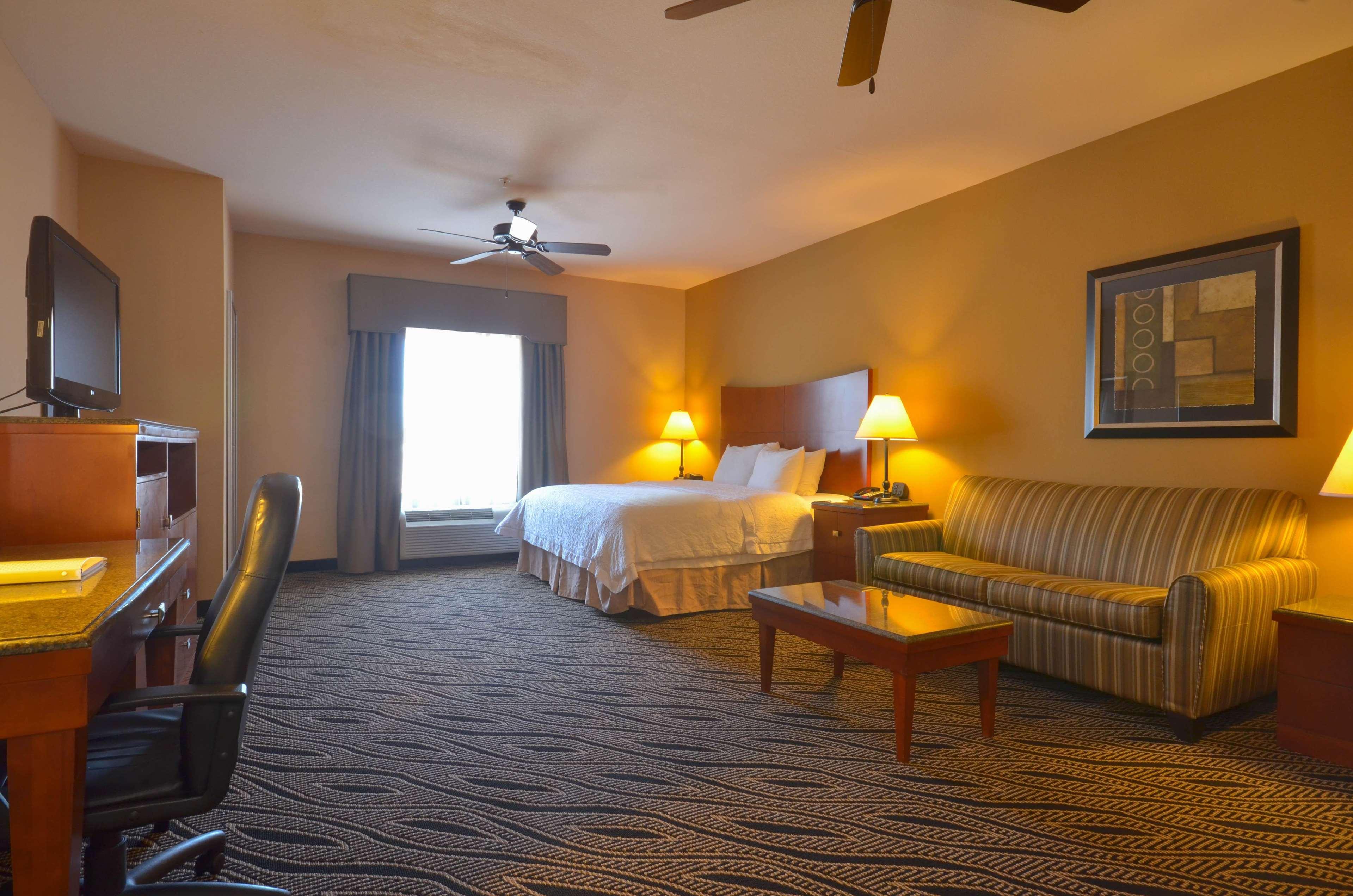 Hampton Inn Брайънт Екстериор снимка