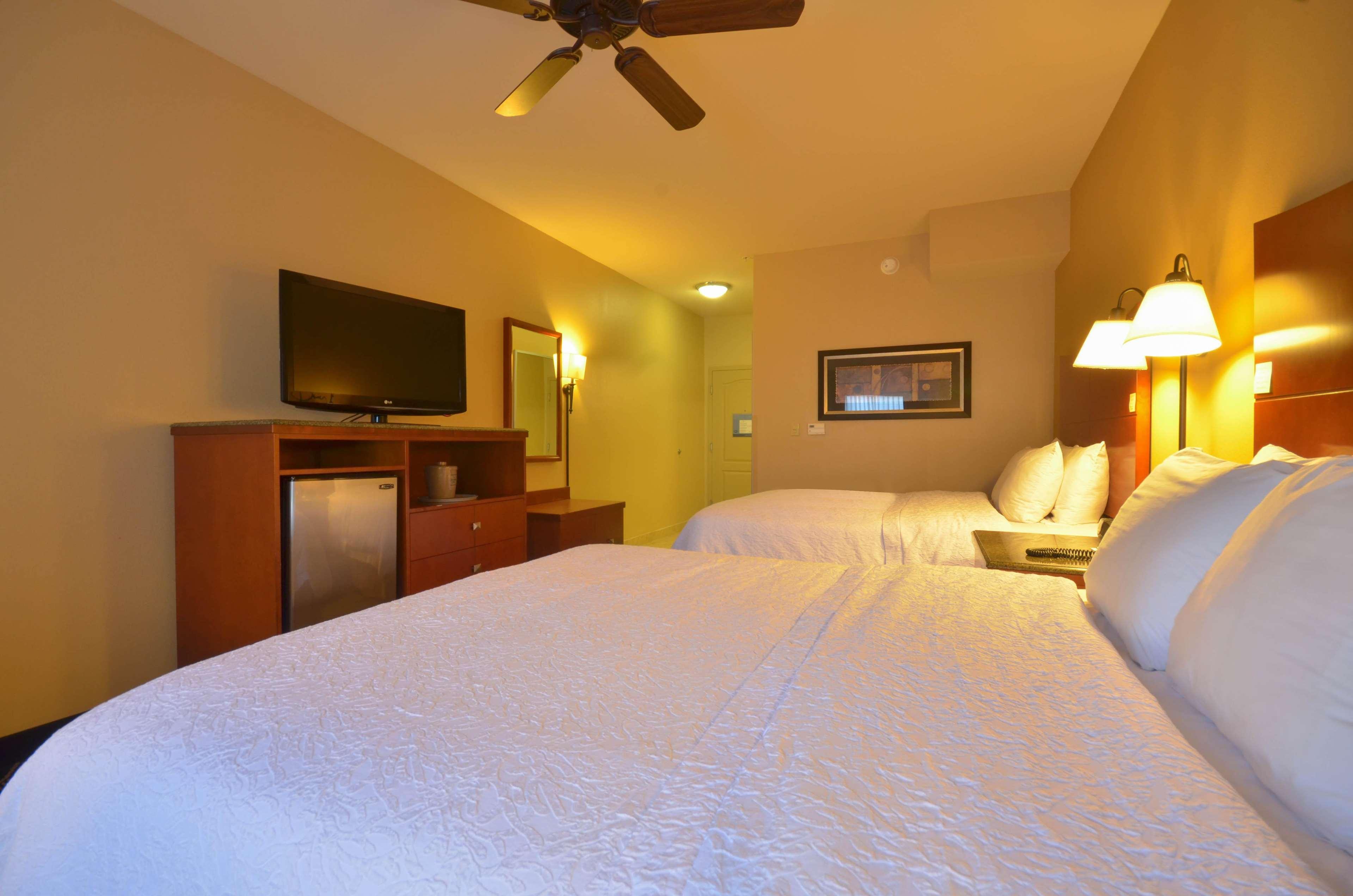Hampton Inn Брайънт Екстериор снимка