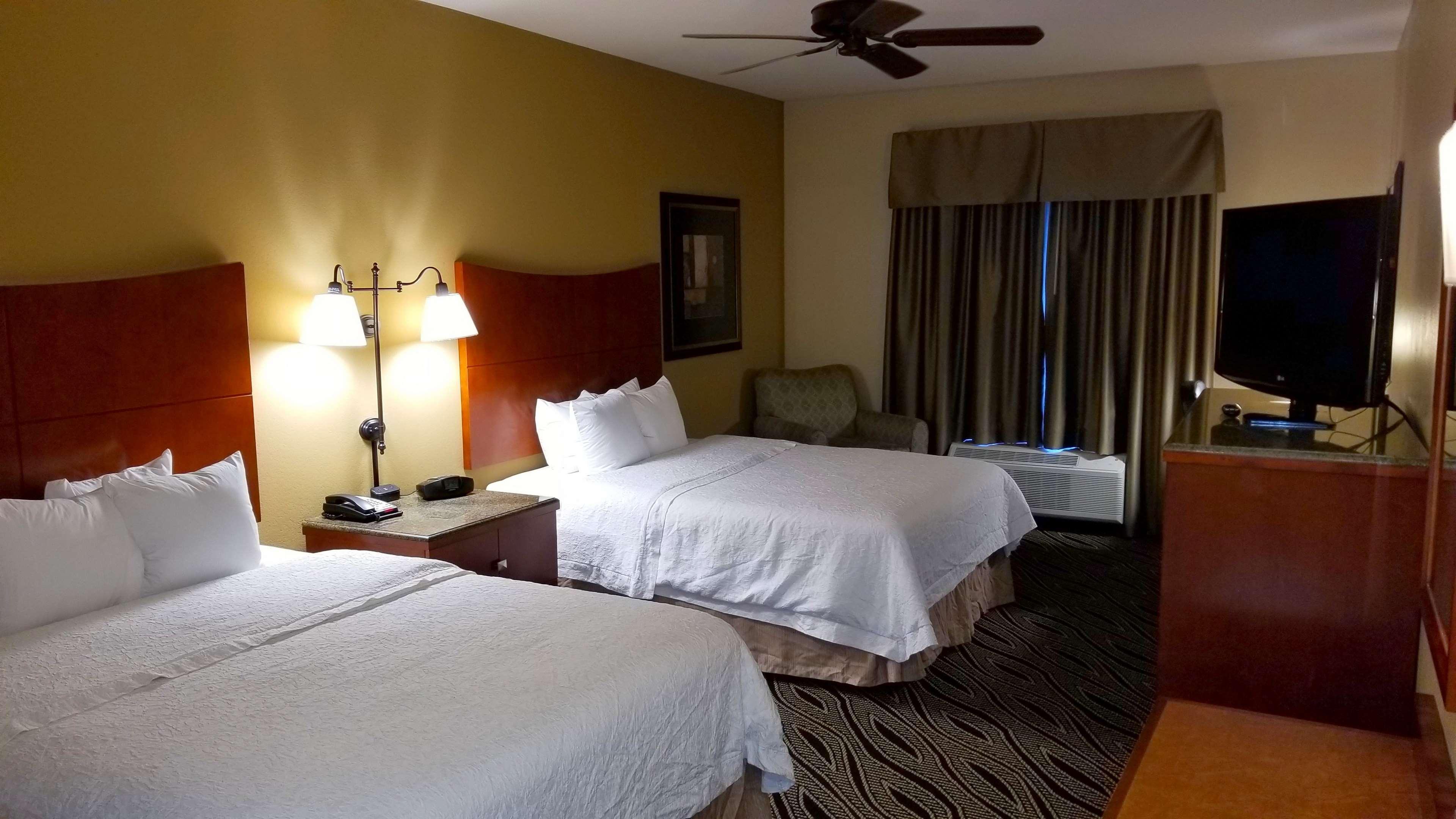 Hampton Inn Брайънт Екстериор снимка