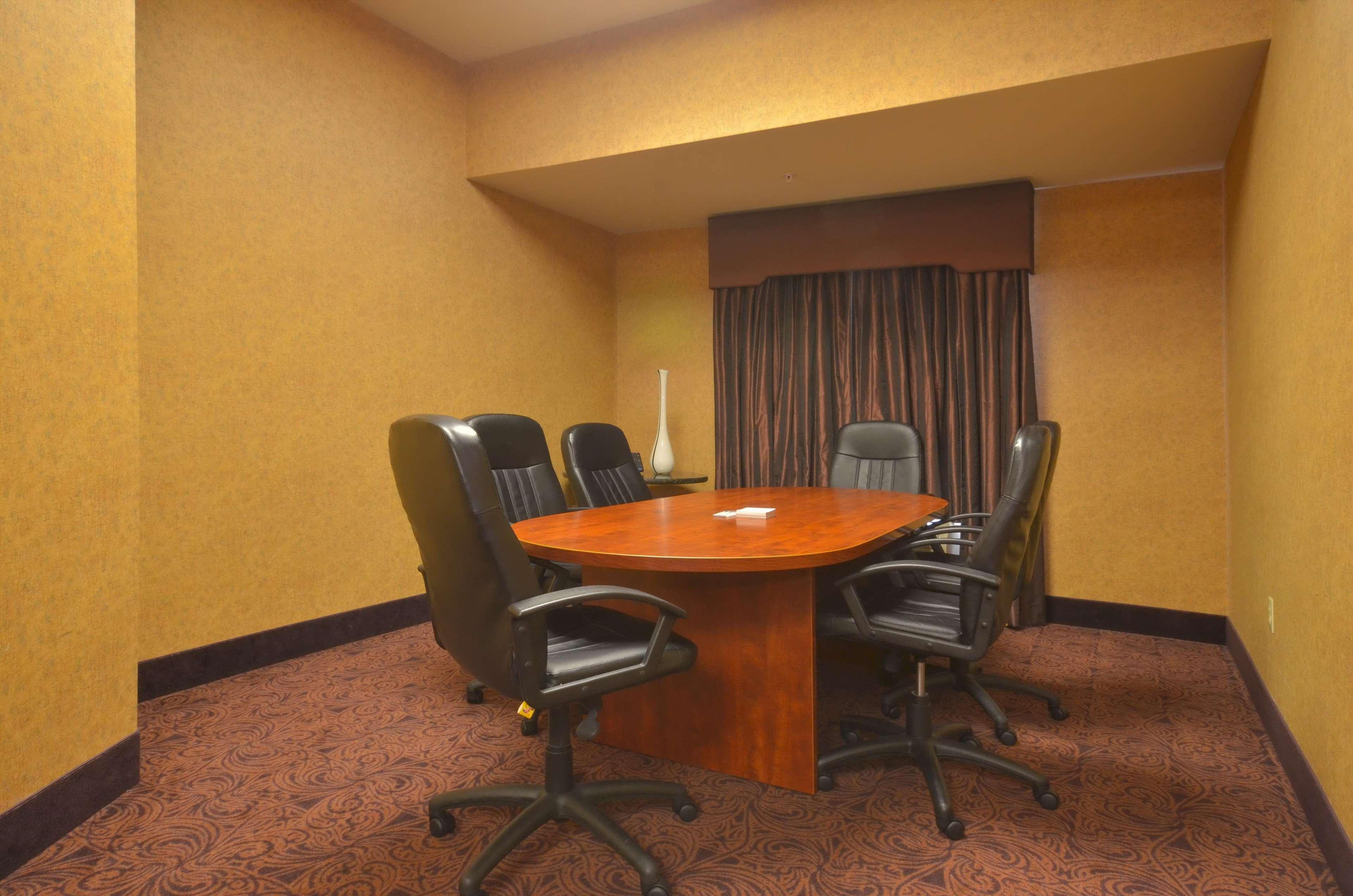 Hampton Inn Брайънт Екстериор снимка