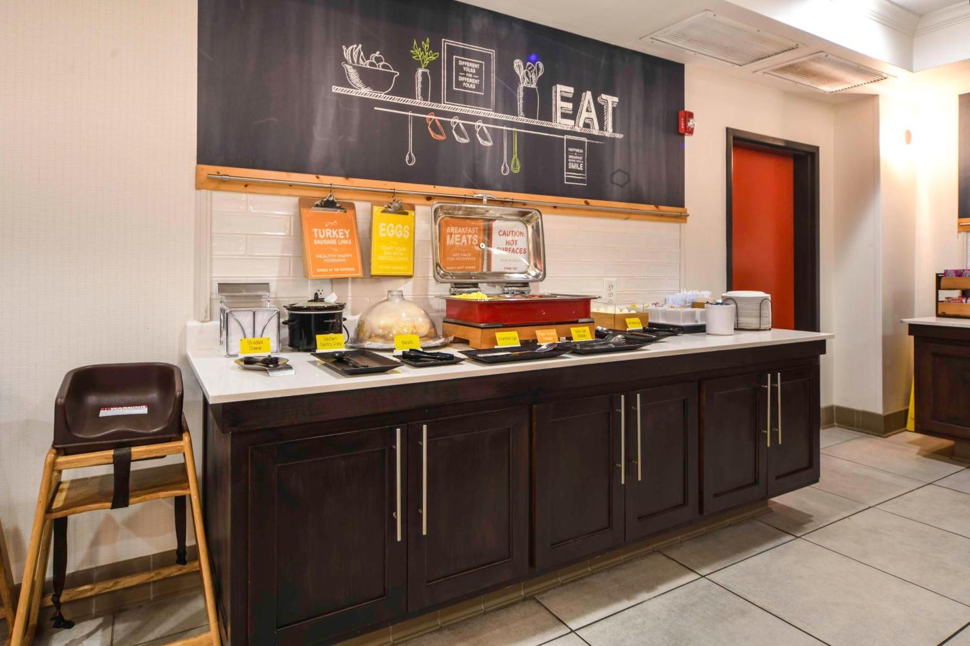Hampton Inn Брайънт Екстериор снимка
