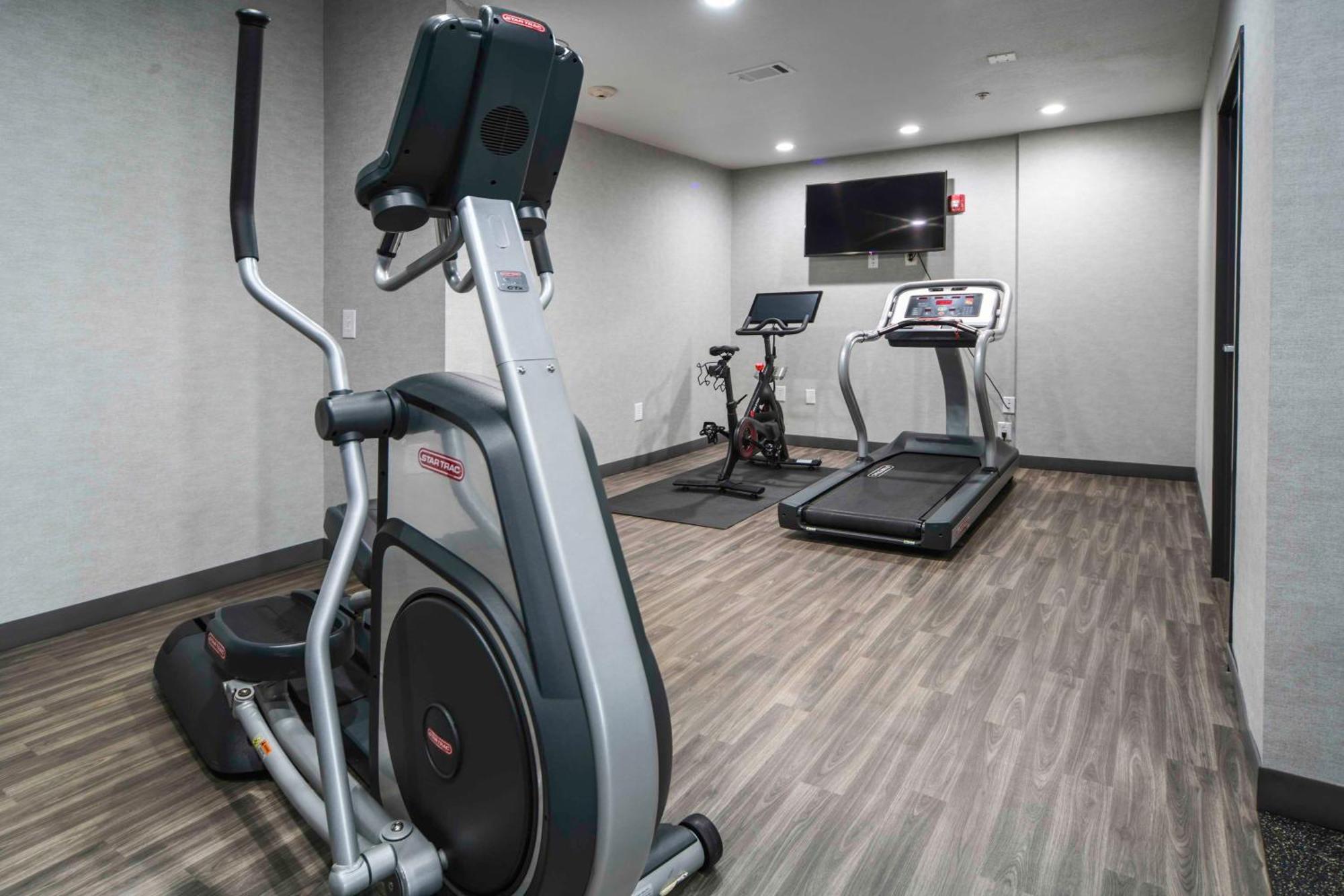Hampton Inn Брайънт Екстериор снимка