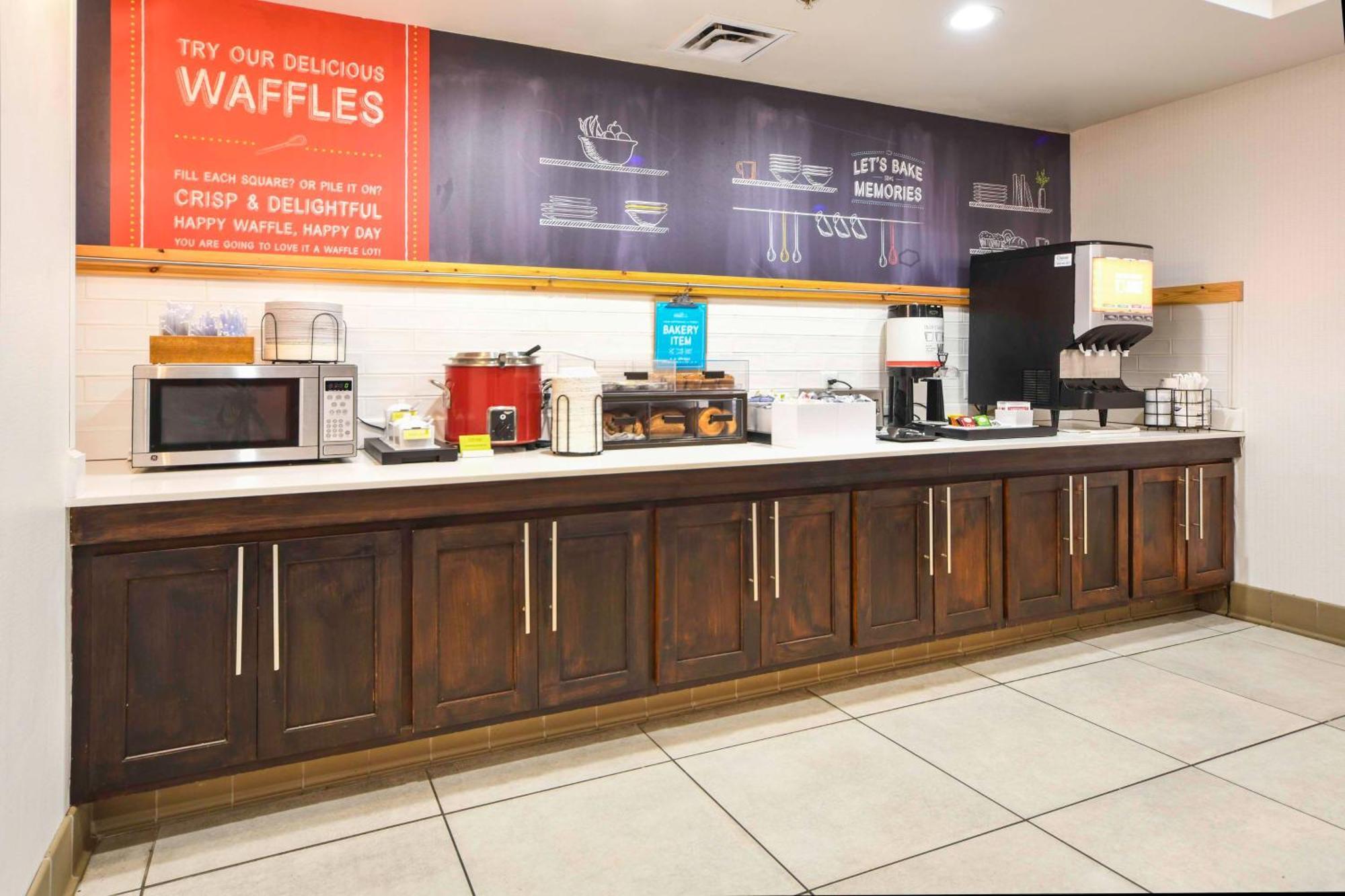 Hampton Inn Брайънт Екстериор снимка
