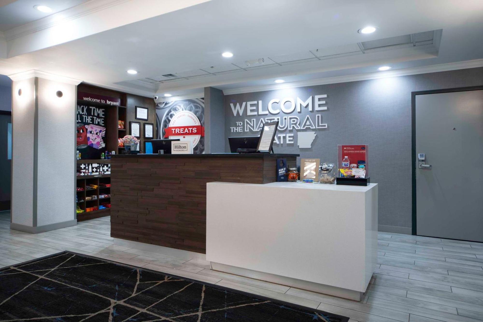 Hampton Inn Брайънт Екстериор снимка